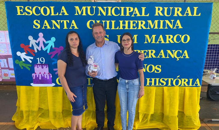 Vereador Hélio Albarello é homenageado por direção da Escola Rural Santa Guilhermina.
