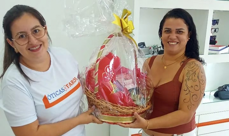 Ótica Farol sorteia e entrega cesta do “Dia das Mães”.