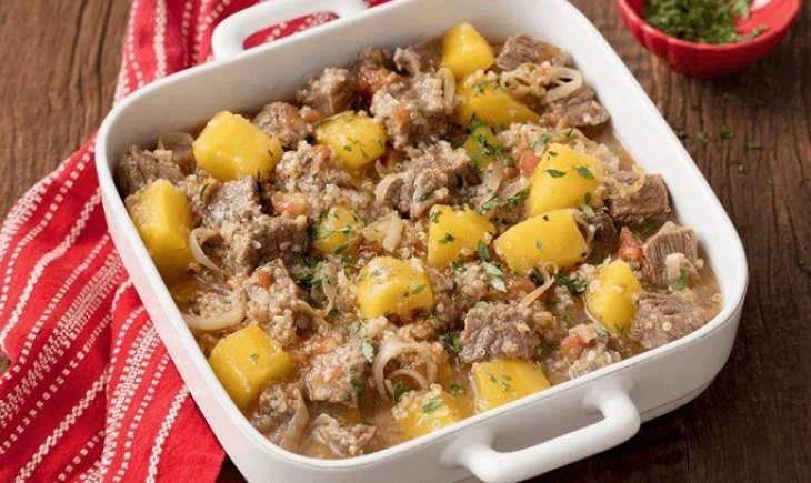 Receita de Picadinho de carne, alho poró, mandioquinha e quinoa
