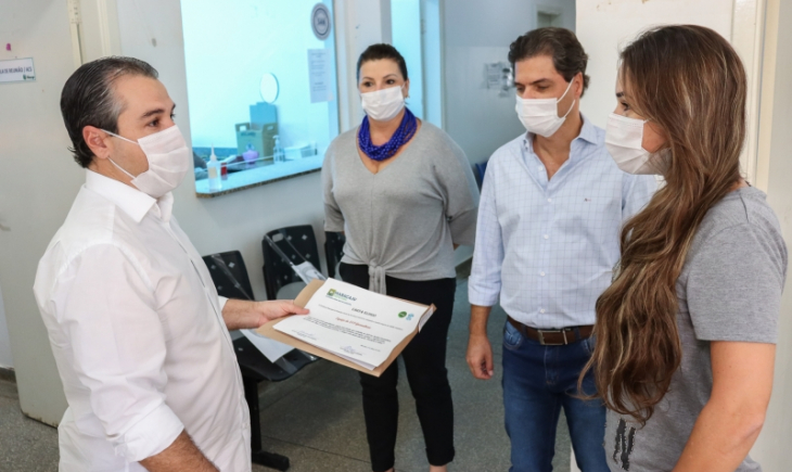 Profissionais de Saúde recebem diplomas de reconhecimento por bom atendimento. 