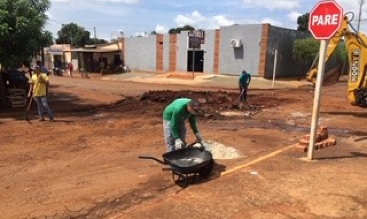 Chuva forte de domingo causou danos no asfalto e rede de drenagem que foram recuperados pela Secretaria de Obras. Saiba mais.