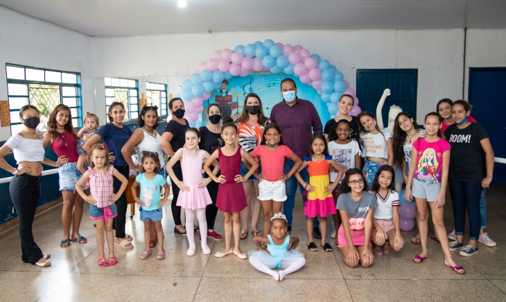 Investindo na cultura local, Prefeitura de Maracaju entrega 160 jogos de uniformes para alunas do ballet