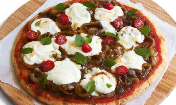 Receita de Pizza com cebola caramelizada