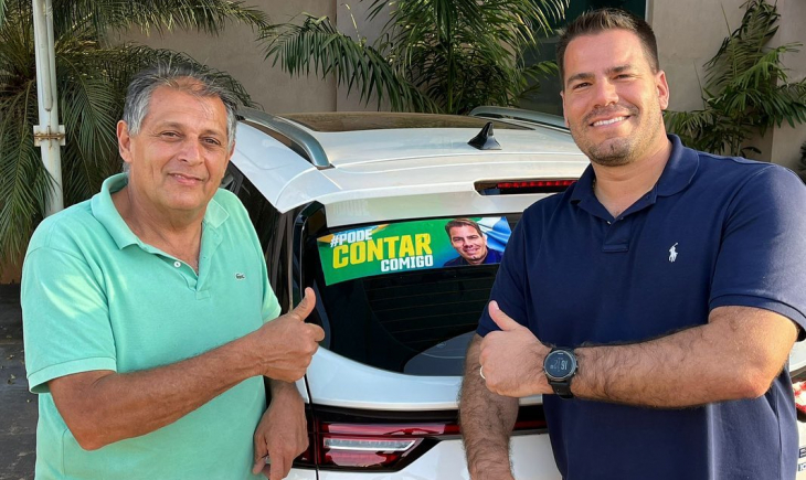 Capitão Contar faz 1º Adesivaço no "QG do Capitão", nos altos da Afonso Pena