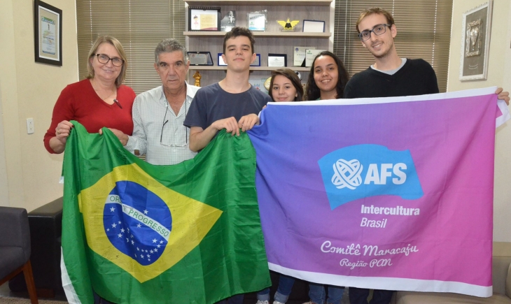 Prefeito Maurílio Azambuja recebe aluno intercambista em seu gabinete. Saiba mais.
