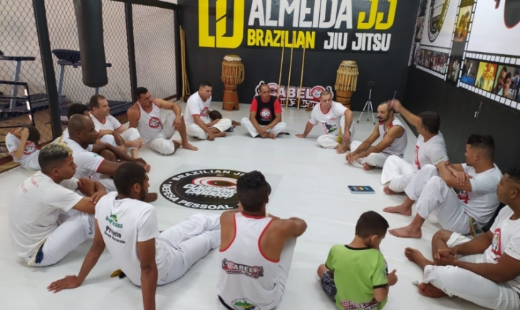 Capacitação de capoeira aos professores do Grupo Memória.