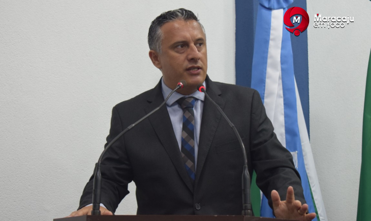 Vereador Rener Barbosa cobra cronograma para retirada de entulhos em frente às residências.