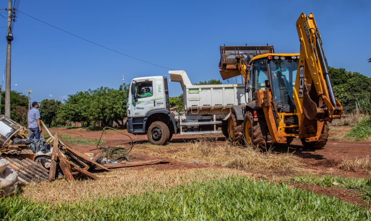 Prefeitura de Maracaju realiza limpeza no distrito de Vista Alegre.