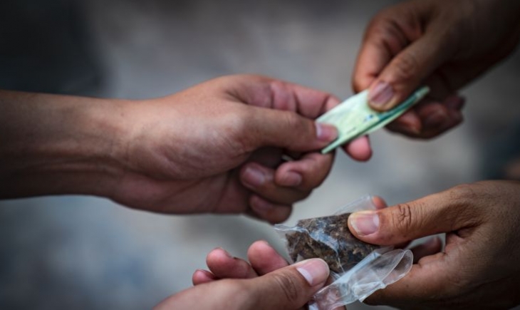 Polícia Militar prende homem por tráfico de drogas, relacionado a induzir, instigar ou auxiliar alguém ao uso indevido de droga em Maracaju.