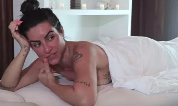 Cleo Pires dá entrevista nua e revela usar aplicativos para corrigir defeitos