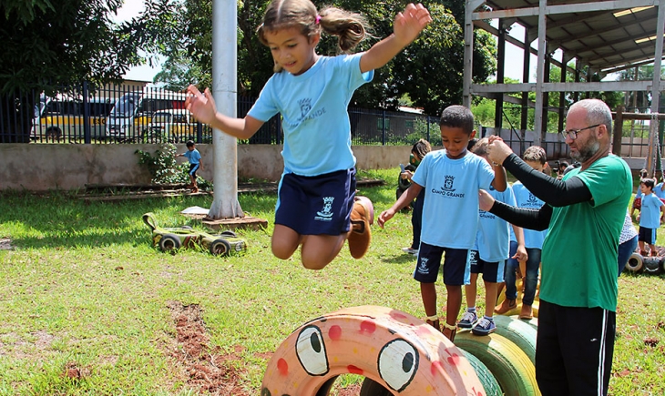 Primeira escola da zona rural é beneficiada com o parque de pneus feito em presídio da Capital