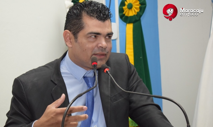 Local de circulação de pais e alunos, área atrás do ‘Campo Poerinha’ é alvo de pedido de limpeza do Vereador Jeferson Lopes.