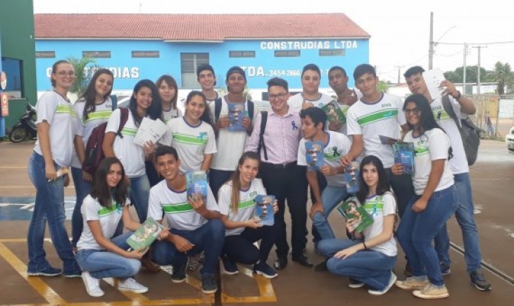 Alunos do Senai de Maracaju entregam panfletos sobre prevenção do câncer de próstata