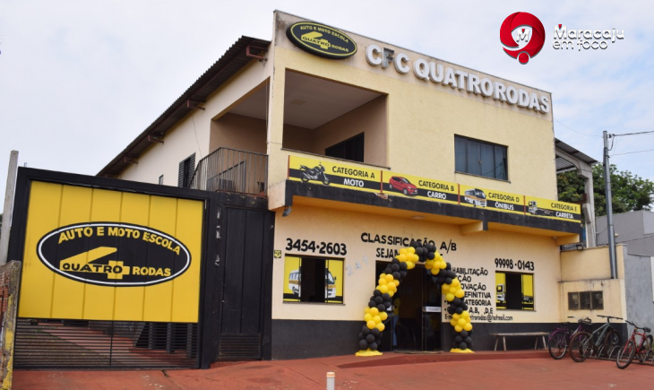 Auto Escola Quatro Rodas completa 10 anos recebendo clientes e lançando promoção de habilitação em até 10 vezes no boleto.