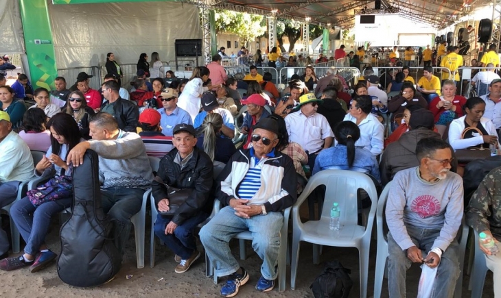 Sem enxergar, pacientes encontram na Caravana alívio para anos de escuridão