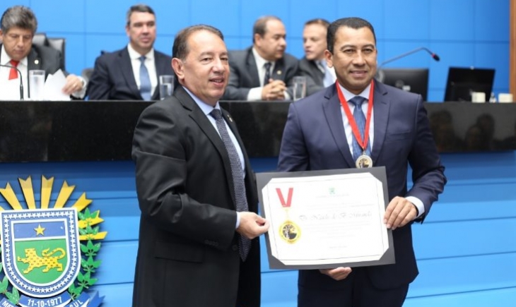 Em noite de homenagens e reconhecimento, Gerson relembra trajetória e entrega medalha