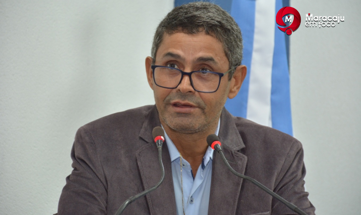 Vereador Nego do Povo pede trabalho coordenado entre Secretaria de Obras e SANESUL para evitar buracos abertos em período acima do necessário.