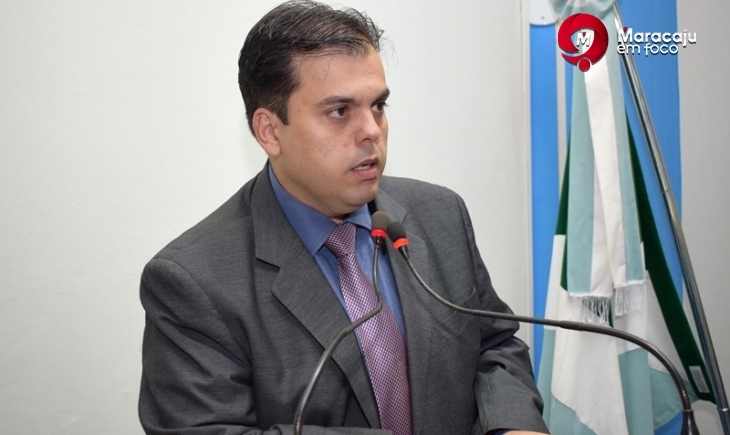 Vereador Robert Ziemann cobra reforma da Praça Central e limpeza dos CEPE's. Leia e assista.