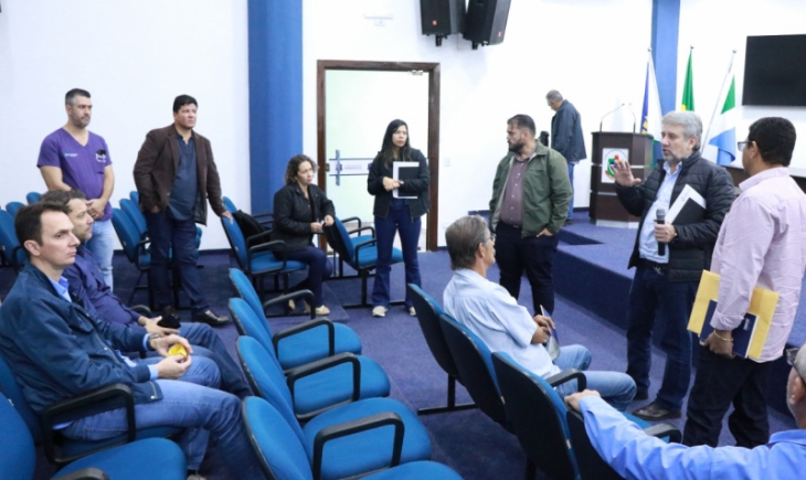 Vereadores se reúnem com empresários e engenheiros para tratarem da implantação da rede de energia do Polo de serviço.