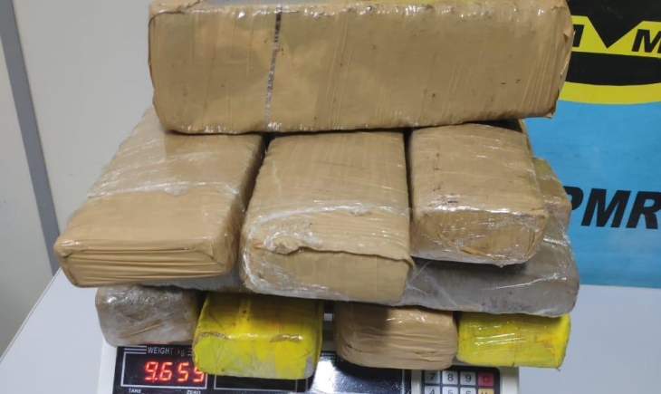 Polícia Militar Rodoviária de Vista Alegre prende mulher com 9kg de maconha em bagagem.