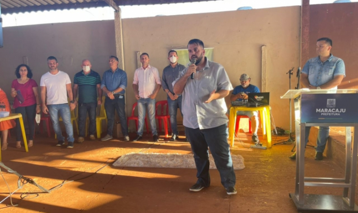 Vereadores participam da entrega dos cartões do Mais Social.