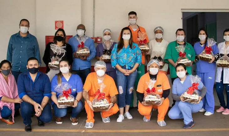 Em visita ao Hospital, Central da COVID e vacinação, Primeira-Dama Meire Calderan presenteia e com banda homenageia profissionais da saúde da linha de frente ao combate ao coronavírus.
